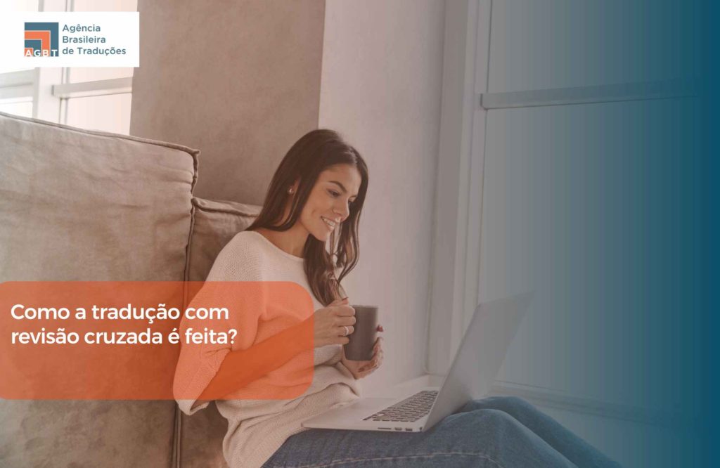 Como a tradução com revisão cruzada é feita